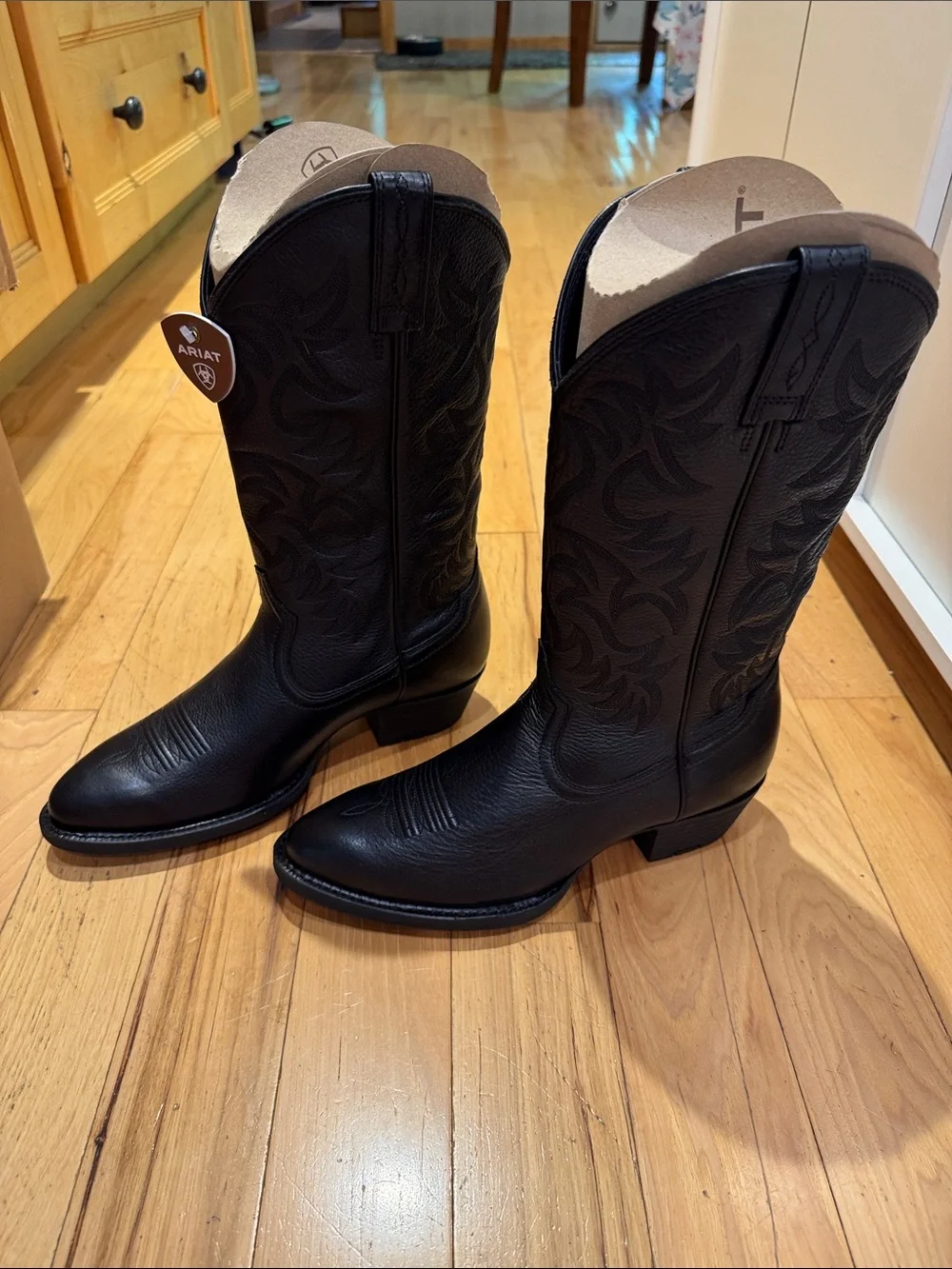 NWT Men’s Ariat size 8.5 D  Black Leather Cowboy Boots